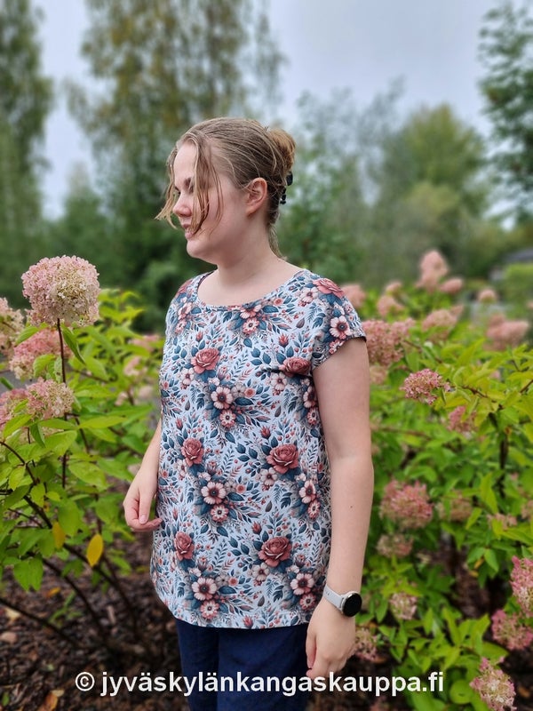 Digiprintti trikoo Romanttiset Kukat Poskipuna Salvia sek&auml; 1-v&auml;rinen Viskoosikangas Mariini