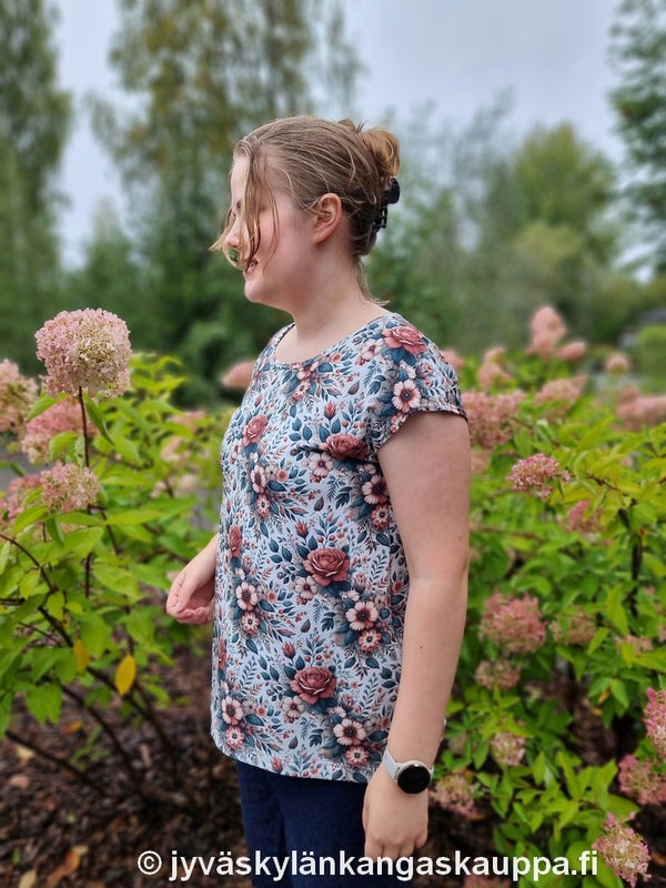 Digiprintti trikoo Romanttiset Kukat Poskipuna Salvia sek&auml; 1-v&auml;rinen Viskoosikangas Mariini