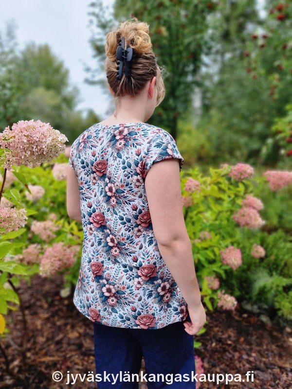 Digiprintti trikoo Romanttiset Kukat Poskipuna Salvia sek&auml; 1-v&auml;rinen Viskoosikangas Mariini