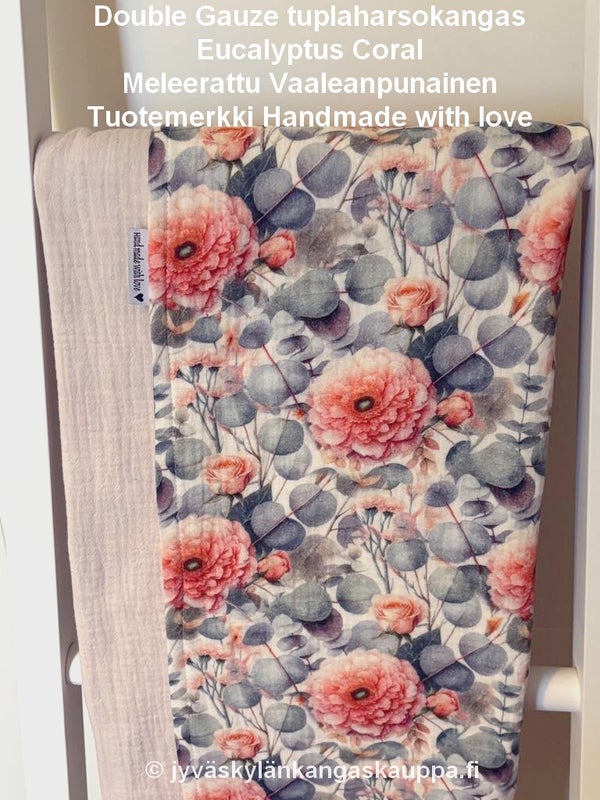 Double Gauze tuplaharsokangas Eucalyptus Coral ja Double Gauze tuplaharsokangas Meleerattu Vaaleanpunainen sek&auml; Tuotemerkki Handmade with love