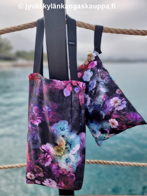 KANKAAT JA TARVIKKEET: PUL kangas kukat; PP-remmi puuvillaa MUSTA; Tuotemerkki AINOA musta; Tuotemerkki &Auml;ITI TEKI; KAM muovinepparit koko T5 B5 musta; Metrivetoketju 3mm spiraali violetti; Metrivetoketju 3mm spiraali petrooli; Vetoketjun vedin 3mm violet