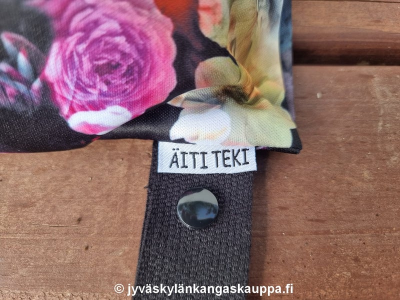 KANKAAT JA TARVIKKEET: PUL kangas kukat; PP-remmi puuvillaa MUSTA; Tuotemerkki AINOA musta; Tuotemerkki &Auml;ITI TEKI; KAM muovinepparit koko T5 B5 musta; Metrivetoketju 3mm spiraali violetti; Metrivetoketju 3mm spiraali petrooli; Vetoketjun vedin 3mm violet