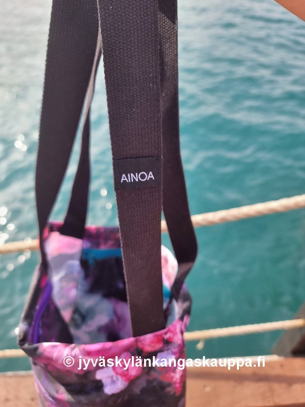 KANKAAT JA TARVIKKEET: PUL kangas kukat; PP-remmi puuvillaa MUSTA; Tuotemerkki AINOA musta; Tuotemerkki &Auml;ITI TEKI; KAM muovinepparit koko T5 B5 musta; Metrivetoketju 3mm spiraali violetti; Metrivetoketju 3mm spiraali petrooli; Vetoketjun vedin 3mm violet