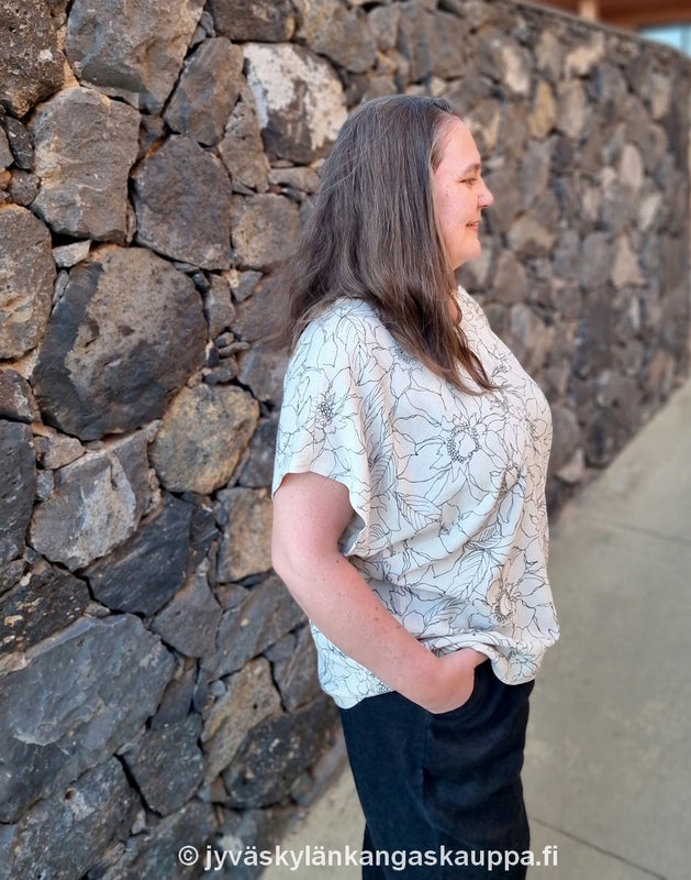 Viskoosi-pellava Piirretyt Kukat ja Kanttauskuminauha 15mm BLACK MATTA sek&auml; Pesty pellavakangas 230g Musta