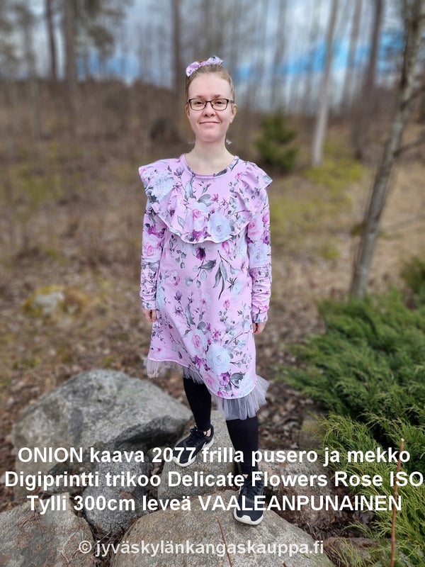 ONION kaava 2077 frilla pusero ja mekko; Digiprintti trikoo Delicate Flowers Rose ISO; Tylli 300cm leve&auml; VAALEANPUNAINEN