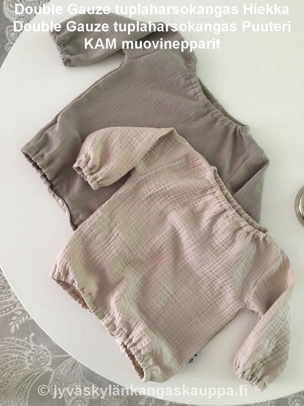 Double Gauze tuplaharsokangas Hiekka ja Double Gauze tuplaharsokangas Puuteri sek&auml; KAM muovinepparit