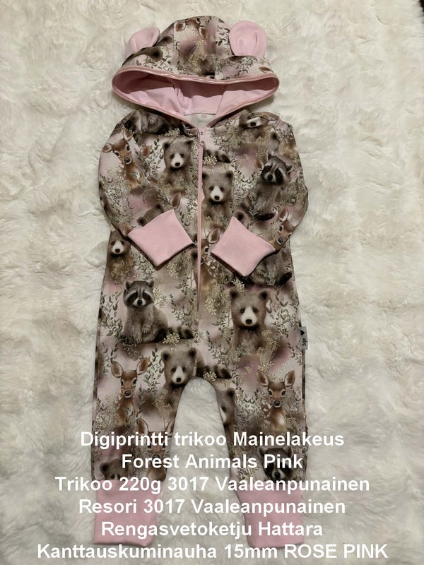 Digiprintti trikoo Mainelakeus Forest Animals Pink; Trikoo 220g 3017 Vaaleanpunainen; Resori 3017 Vaaleanpunainen; Rengasvetoketju Hattara; Kanttauskuminauha 15mm ROSE PINK