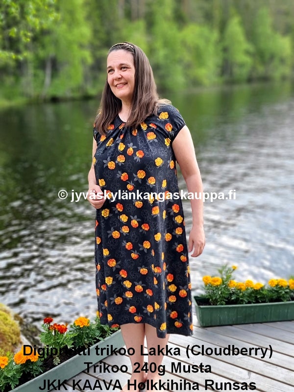 Digiprintti trikoo Lakka (Cloudberry) ja Trikoo 240g Musta sek&auml; JKK KAAVA Holkkihiha Runsas