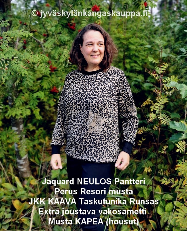 Jaquard NEULOS Pantteri, Perus Resori musta, JKK KAAVA Taskutunika Runsas, Extra joustava vakosametti Musta KAPEA (housut)