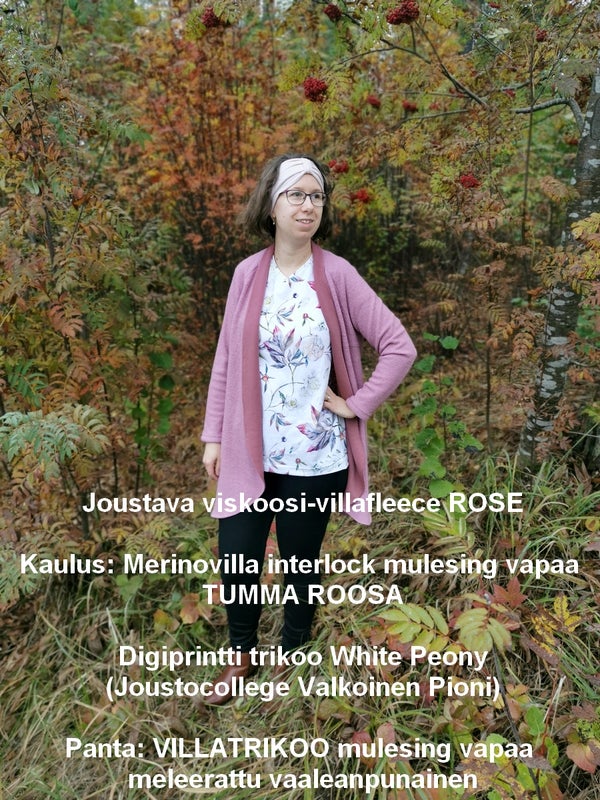 TAKKI: Joustava viskoosi-villafleece ROSE;  TAKIN KAULUS: Merinovilla interlock mulesing vapaa TUMMA ROOSA; TUNIKA: Digiprintti trikoo White Peony (Joustocollege Valkoinen Pioni); PANTA: VILLATRIKOO mulesing vapaa meleerattu vaaleanpunainen