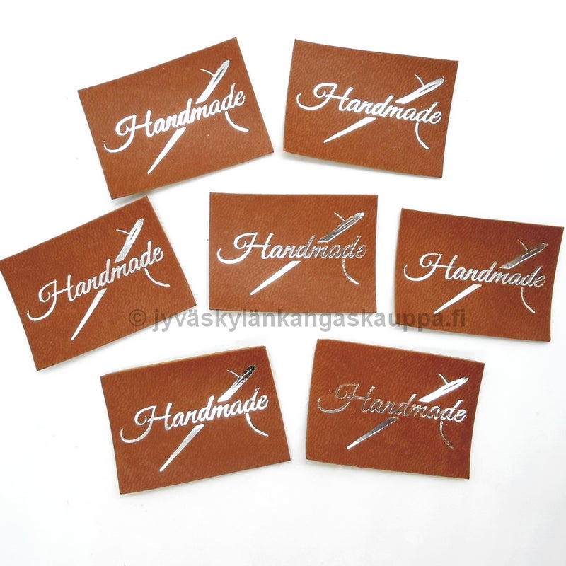 Keinonahkamerkki Handmade NEULA Ruskea + Hopea teksti