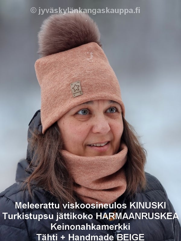 Meleerattu viskoosineulos KINUSKI; Turkistupsu j&auml;ttikoko HARMAANRUSKEA; Keinonahkamerkki T&auml;hti + Handmade BEIGE