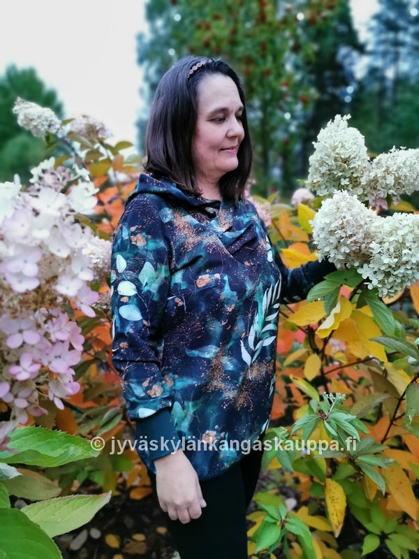 Joustocollege Kultamets&auml; JC, Digiprintti trikoo Golden Forest (huppu), Perus resori V62 pullonvihre&auml;, Extra joustava vakosametti Musta KAPEA (housut)