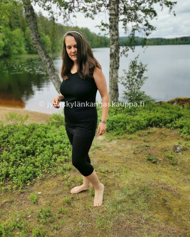 Merinovilla interlock MUSTA; Joustopitsinauha musta 8,4cm: Tuotemerkki JUST SOPIVA musta; Bambutrikoo 17 Black