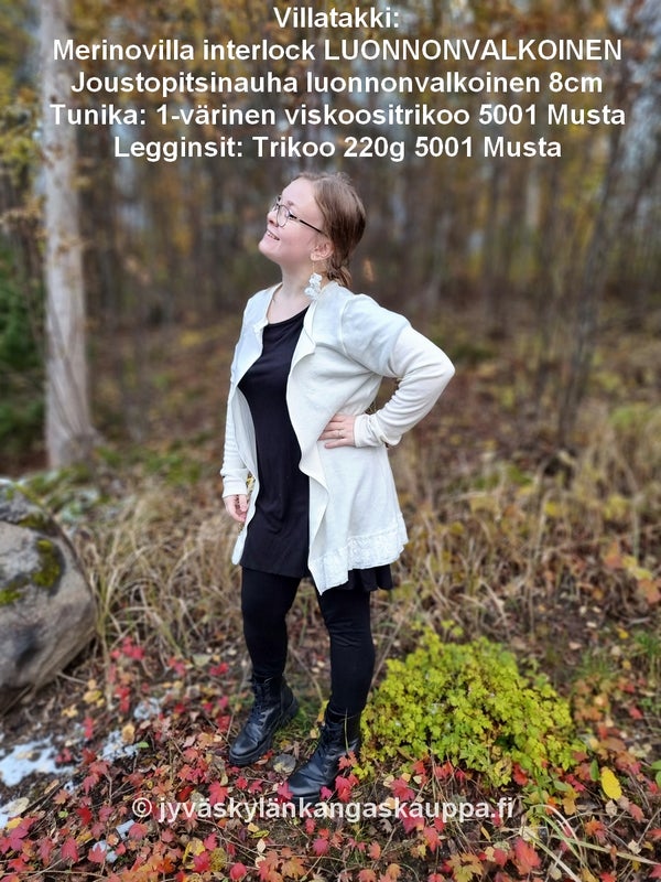 Villatakki: Merinovilla interlock LUONNONVALKOINEN sek&auml; Joustopitsinauha luonnonvalkoinen 8cm; Tunika: 1-v&auml;rinen viskoositrikoo 5001 Musta; Legginsit: Trikoo 220g 5001 Musta