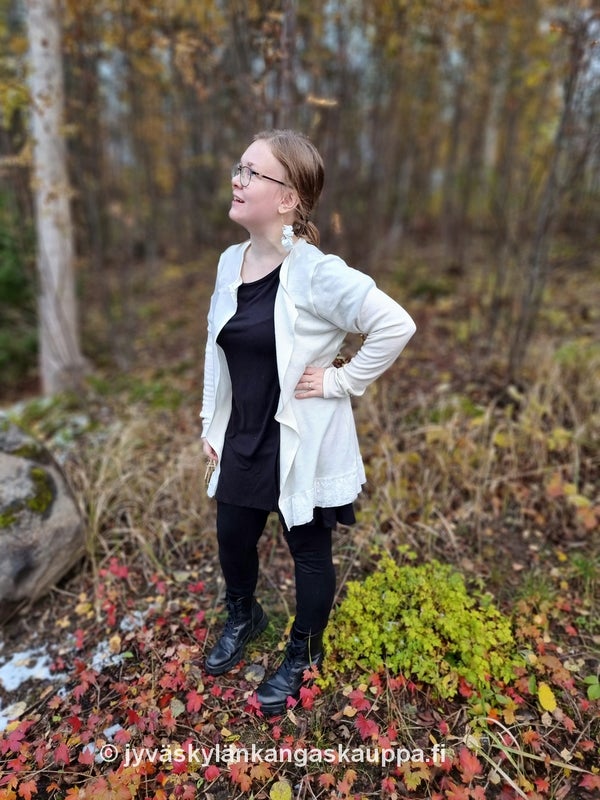 Villatakki: Merinovilla interlock LUONNONVALKOINEN sek&auml; Joustopitsinauha luonnonvalkoinen 8cm; Tunika: 1-v&auml;rinen viskoositrikoo 5001 Musta; Legginsit: Trikoo 220g 5001 Musta