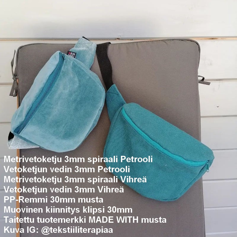 Metrivetoketju 3mm spiraali Petrooli ja Vetoketjun vedin 3mm Petrooli; Metrivetoketju 3mm spiraali Vihre&auml; ja Vetoketjun vedin 3mm Vihre&auml;; PP-Remmi 30mm musta sek&auml; Muovinen kiinnitys klipsi 30mm; Taitettu tuotemerkki MADE WITH musta