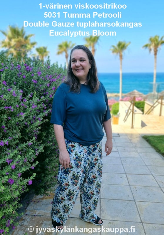 1-v&auml;rinen viskoositrikoo 5031 Tumma Petrooli sek&auml; Double Gauze tuplaharsokangas Eucalyptus Bloom