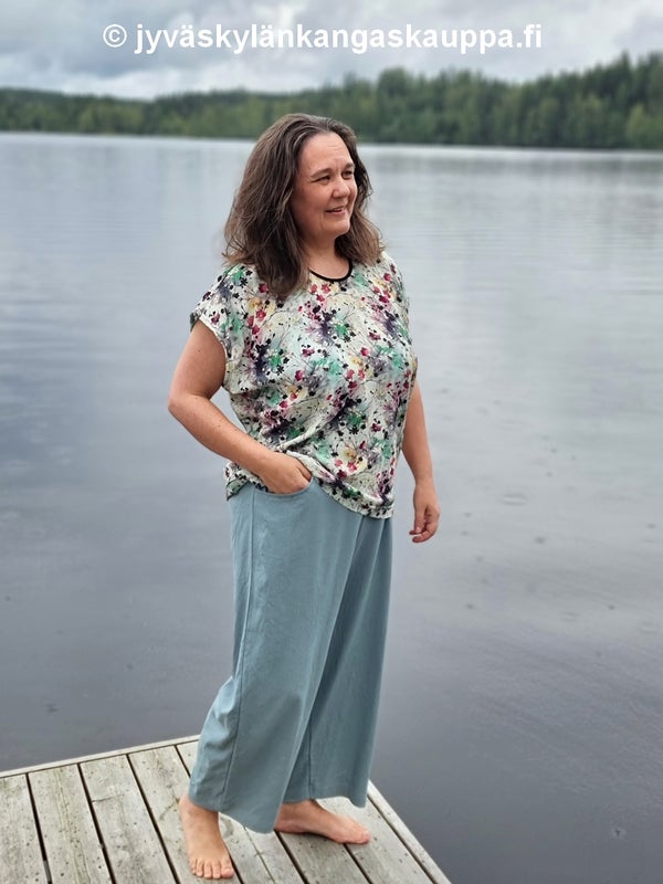 Viskoosikangas Jenny Smaragdi sek&auml; Kevyt pellavakangas 175g Salvia JA  Puseron kaava: LIESL + CO kaava VERDUN WOVEN T-SHIRT