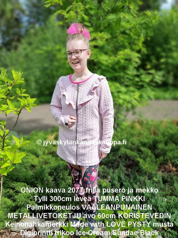 ONION kaava 2077 frilla pusero ja mekko; Tylli 300cm leve&auml; TUMMA PINKKI; Palmikkoneulos VAALEANPUNAINEN; METALLIVETOKETJU avo 60cm KORISTEVEDIN; Keinonahkamerkki Made with LOVE PYSTY musta; Digiprintti trikoo Ice Cream Sundae Black