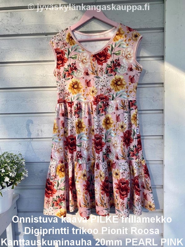 KAAVA: Onnistuva kaava PILKE frillamekko, KANGAS: Digiprintti trikoo Pionit Roosa, KANTTI: Kanttauskuminauha 20mm PEARL PINK