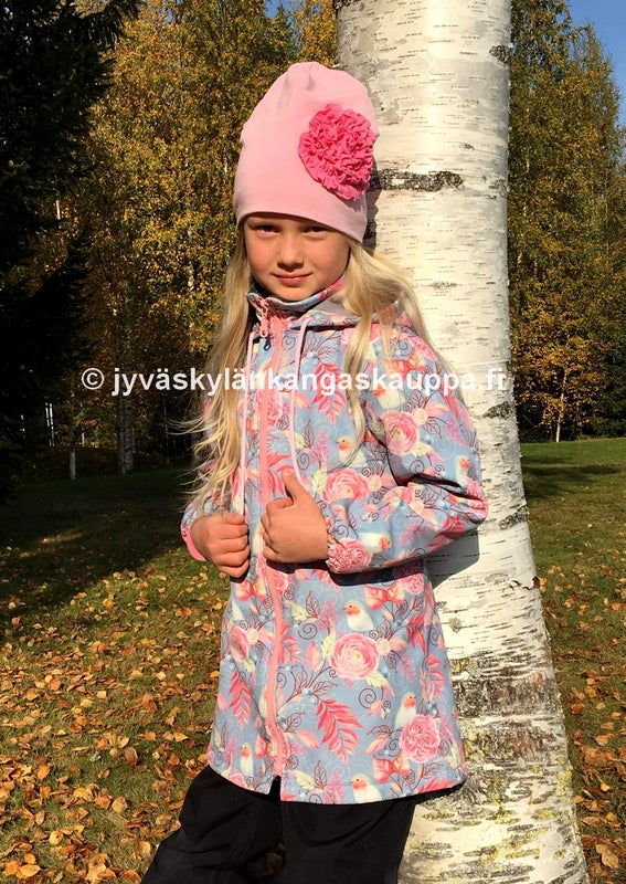 Pipo: * Joustocollari 431 vaaleanpunainen * 1-v&auml;rinen elastaanitrikoo V9 pinkki  * Takki: * Softshell kangas Robin * Hammasvetoketju AVO 70cm hattara * Anorakinny&ouml;ri hattara