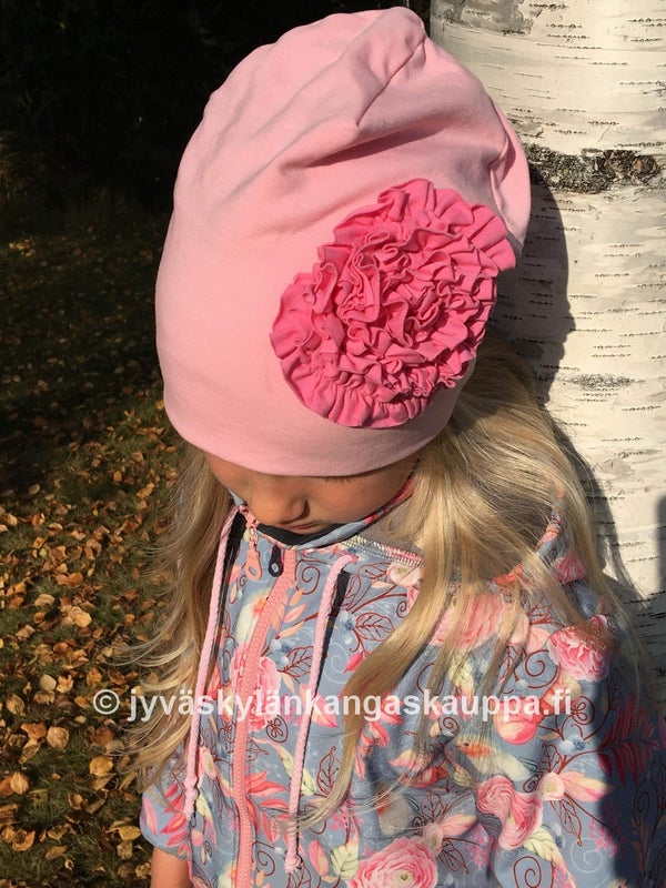 Pipo: * Joustocollari 431 vaaleanpunainen * 1-v&auml;rinen elastaanitrikoo V9 pinkki  * Takki: * Softshell kangas Robin * Hammasvetoketju AVO 70cm hattara * Anorakinny&ouml;ri hattara