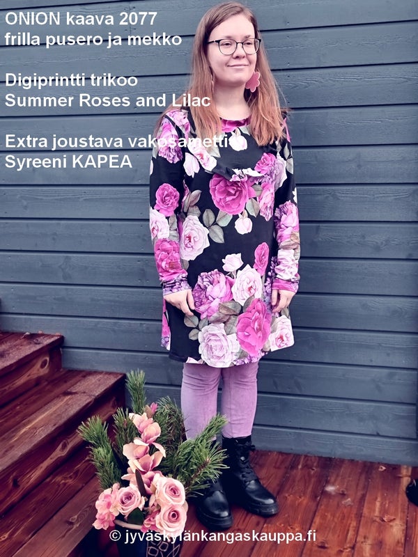 ONION kaava 2077 frilla pusero ja mekko ja  Digiprintti trikoo Summer Roses and Lilac  sek&auml; Extra joustava vakosametti Syreeni KAPEA (legginsit)