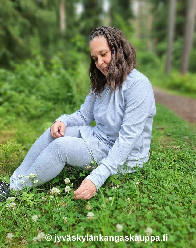 JKK joustocollege Vaalea Meleerattu Harmaa ja  LEVE&Auml; resori Meleerattu Vaaleanharmaa sek&auml; JKK KAAVA Rypytystunika Runsas