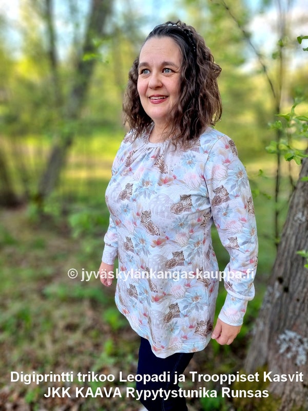 Digiprintti trikoo Leopadi ja Trooppiset Kasvit sek&auml; JKK KAAVA Rypytystunika Runsas