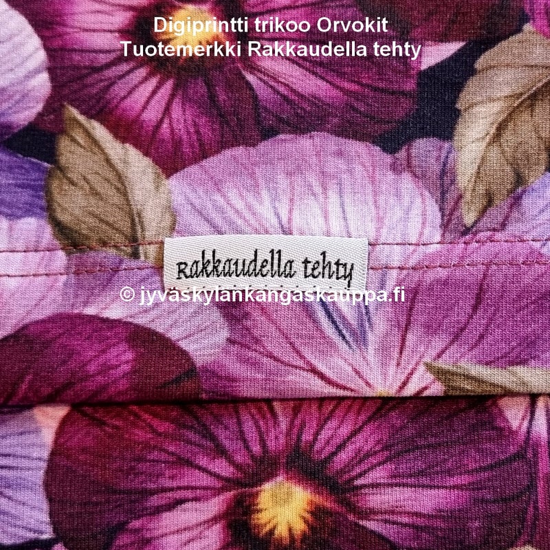 Digiprintti trikoo Orvokit sek&auml; Tuotemerkki Rakkaudella tehty