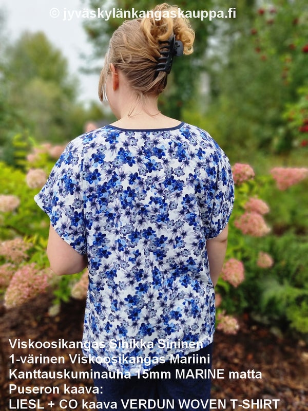 Viskoosikangas Sinikka Sininen; 1-v&auml;rinen Viskoosikangas Mariini; Kanttauskuminauha 15mm MARINE matta; Puseron kaava:  LIESL + CO kaava VERDUN WOVEN T-SHIRT