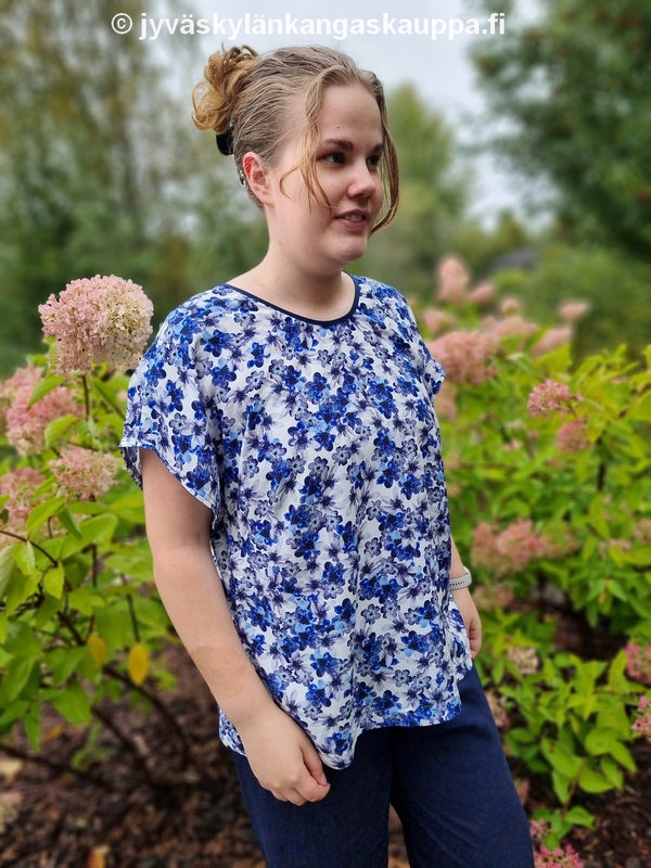 Viskoosikangas Sinikka Sininen; 1-v&auml;rinen Viskoosikangas Mariini; Kanttauskuminauha 15mm MARINE matta; Puseron kaava:  LIESL + CO kaava VERDUN WOVEN T-SHIRT