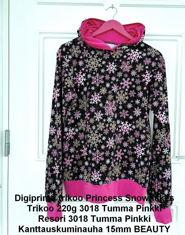 Digiprintti trikoo Princess Snowflakes; Trikoo 220g 3018 Tumma Pinkki; Resori 3018 Tumma Pinkki sek&auml; Kanttauskuminauha 15mm BEAUTY
