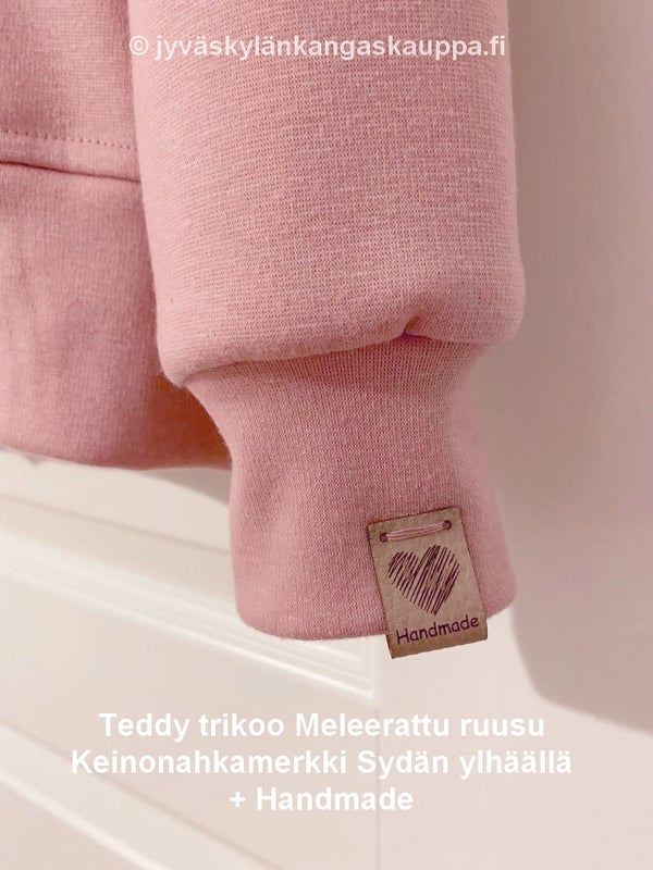 Teddy trikoo Meleerattu ruusu sek&auml; Keinonahkamerkki Syd&auml;n ylh&auml;&auml;ll&auml; + Handmade