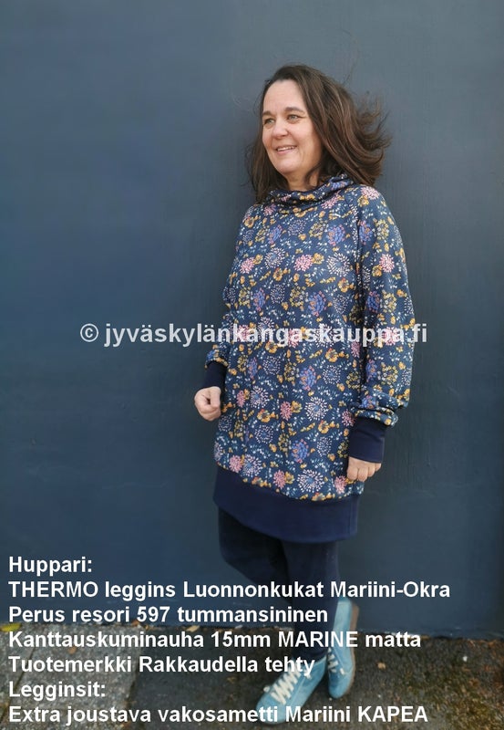 Huppari: THERMO leggins Luonnonkukat Mariini-Okra; Perus resori 597 tummansininen; Kanttauskuminauha 15mm MARINE matta; Tuotemerkki Rakkaudella tehty; Legginsit: Extra joustava vakosametti Mariini KAPEA