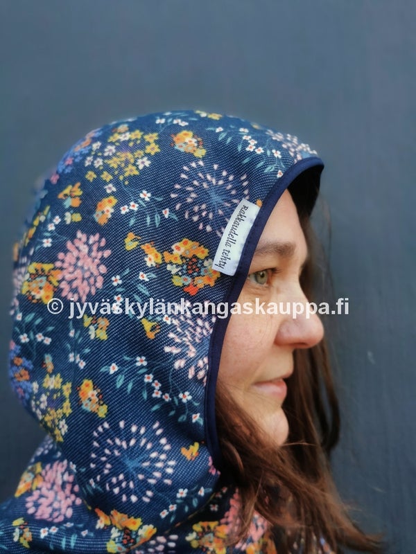 Huppari: THERMO leggins Luonnonkukat Mariini-Okra; Perus resori 597 tummansininen; Kanttauskuminauha 15mm MARINE matta; Tuotemerkki Rakkaudella tehty; Legginsit: Extra joustava vakosametti Mariini KAPEA