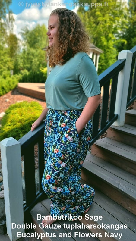 Bambutrikoo Sage sek&auml; Double Gauze tuplaharsokangas Eucalyptus and Flowers Navy
