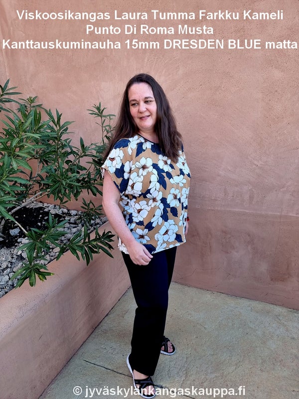 Pusero: Viskoosikangas Laura Tumma Farkku Kamelim housut:Punto Di Roma Musta, Puseron p&auml;&auml;ntie: Kanttauskuminauha 15mm DRESDEN BLUE matta