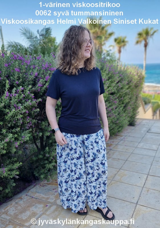 1-v&auml;rinen viskoositrikoo 0062 syv&auml; tummansininen sek&auml; Viskoosikangas Helmi Valkoinen Siniset Kukat