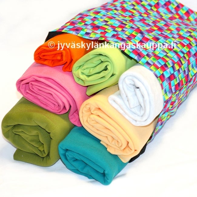 Yll&auml;ri: yksiv&auml;riset kankaat 3 metri&auml;